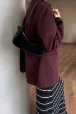 Nodo underarm bag model back view carrying black bag